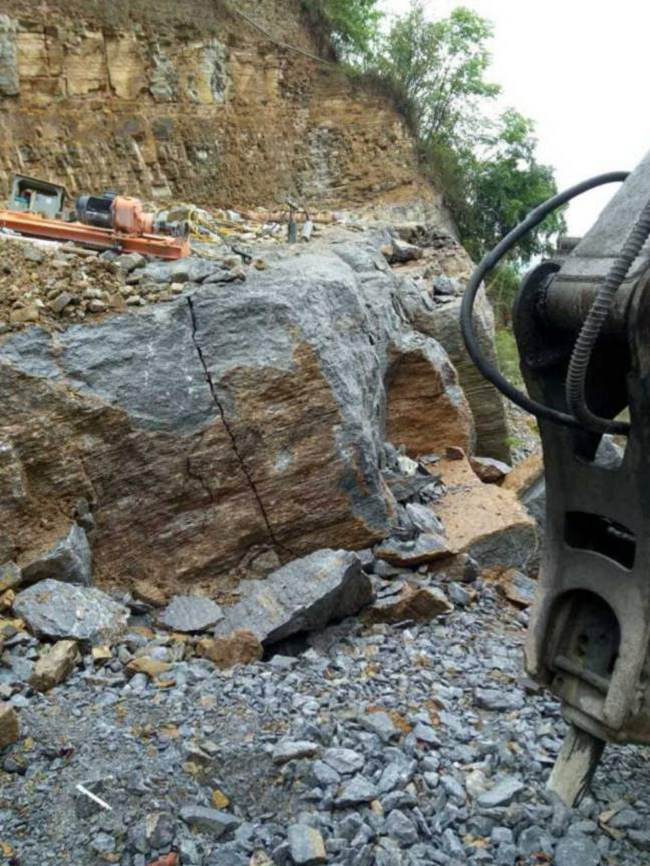 公路扩宽拆除硬石头的机器价格实惠