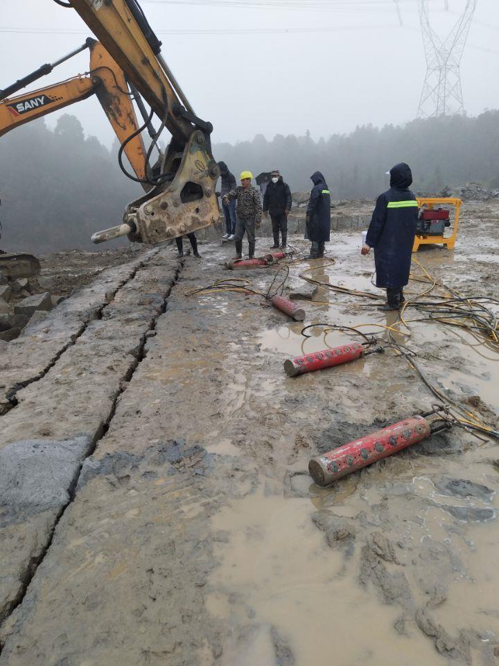 铁丝网高坡需要绿化喷播种草机器厂家本地厂家