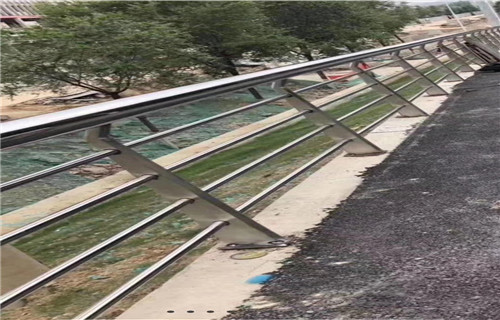 护栏厂-切割焊接喷塑碳钢公路防撞护栏当地货源