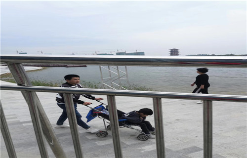 护栏厂-常年生产定做防撞钢板护栏立柱本地供应商